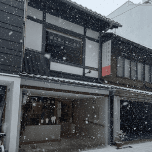 雪で真っ白になりました